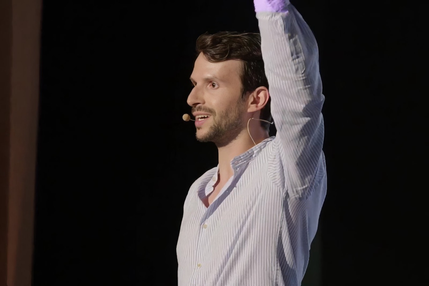 Francisco Teixeira, le bras levé, en conférence